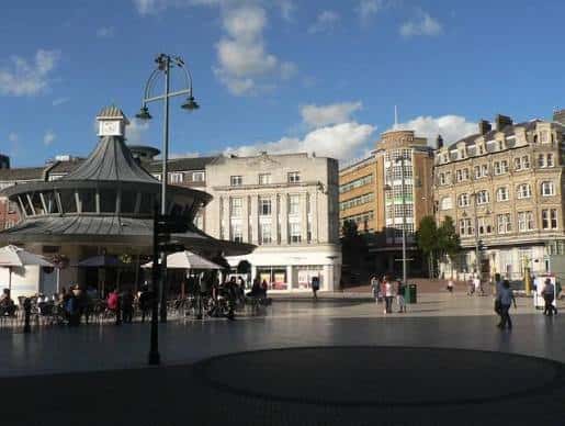 Plaza abierta de The Square con arquitectura clásica y ambiente urbano