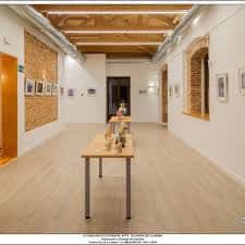 Espacio amplio del centro cultural preparado para una inauguración o evento social
