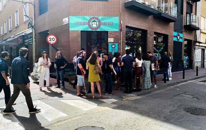 Grupo de personas reunidas frente a la entrada de Locoloco Vintage durante un evento