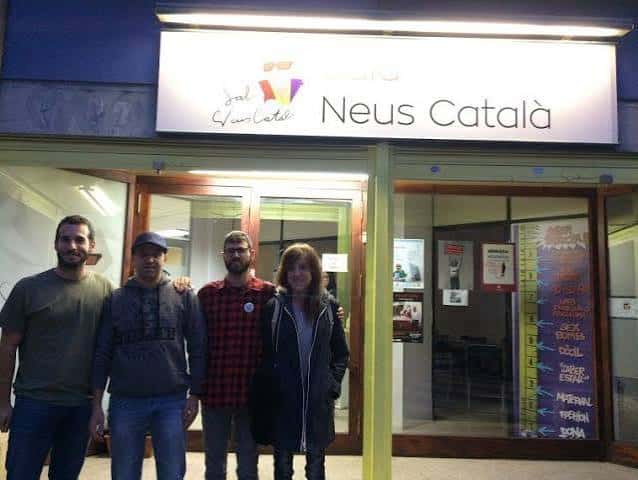 Vista exterior de la Sala Neus Català en Rubí con su cartel iluminado y entrada principal