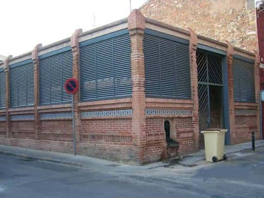 Vista exterior de los Safareigs de la Font Nova con fachada de ladrillo y detalles arquitectónicos
