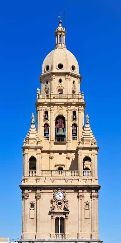 Detalle de la torre campanario de la Catedral de Murcia con cúpula y reloj