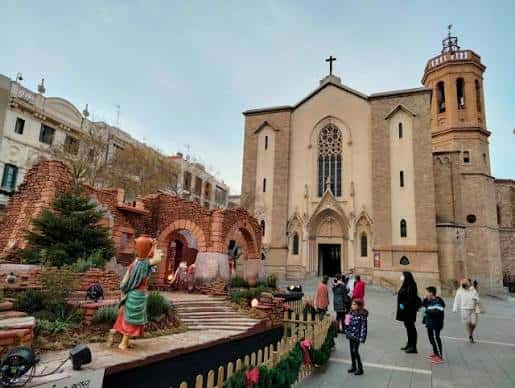 Plaza de Sant Roc con el belén tradicional en primer plano y la fachada gótica de la iglesia al fondo