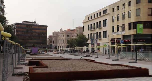 Obras de renovación en el paseo urbano durante el día