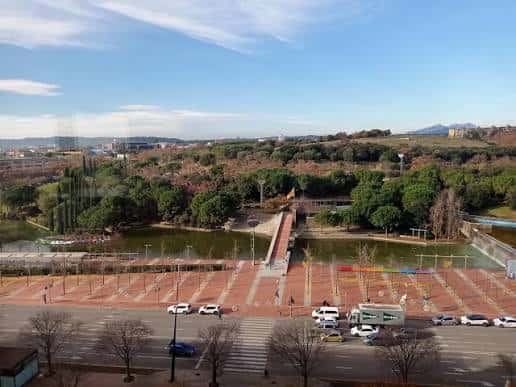 Vista panorámica del Parc Catalunya con su lago central y zona de aparcamiento