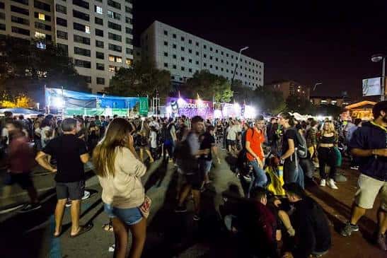 Vista nocturna del Espai Concert Eix Macià con público asistiendo a un evento al aire libre