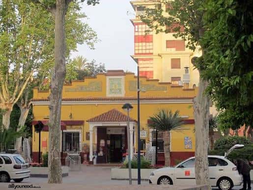 Vista exterior del club desde la calle, mostrando su entorno urbano y vegetación circundante