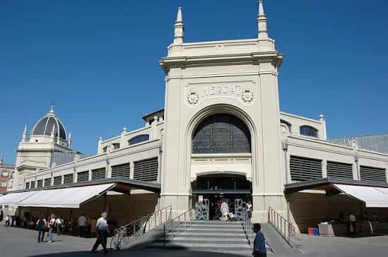 Vista exterior del Mercado de Sabadell con su fachada modernista y cúpula característica