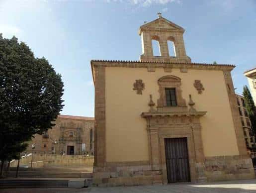 Fachada principal del Auditorio de San Blas con su torre campanario y detalles arquitectónicos