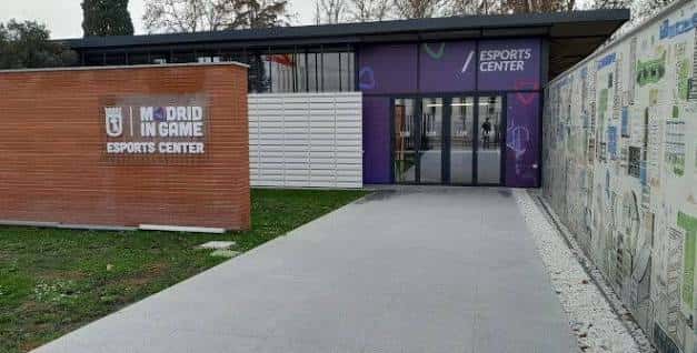 Vista exterior del Madrid In Game Esports Center con señalización y acceso principal