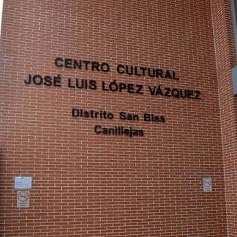 Detalle de la placa identificativa del Centro Cultural José Luis López Vázquez