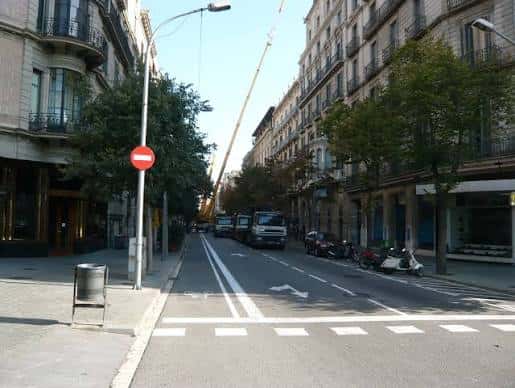 Calle Diputació con tráfico ligero y señalización vial bajo cielo despejado