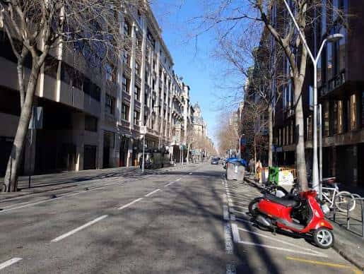 Vista panorámica de la calle Diputació con edificios históricos y árboles en invierno