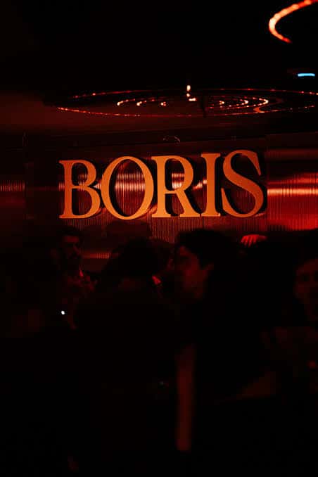 Señal luminosa de 'BORIS' en el interior del club