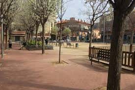 Plaza urbana con senderos peatonales y zonas verdes en Rubí