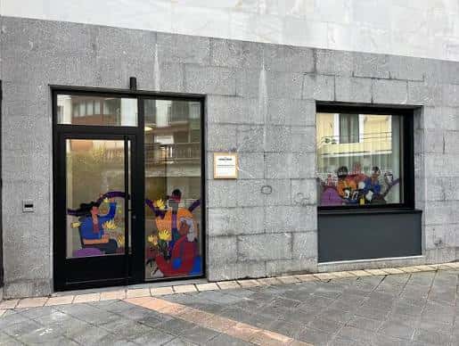 Fachada exterior de la Casa de las Mujeres con murales coloridos en ventanas