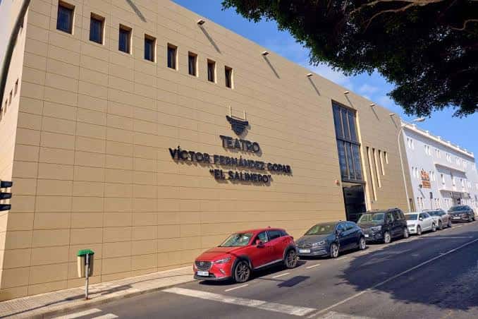 Fachada exterior del Teatro Víctor Fernández Gopar con su nombre visible