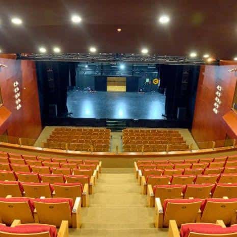 Vista general del escenario y la sala de espectáculos desde la parte trasera