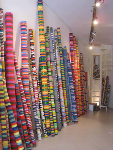Instalación artística con rollos de papel multicolor en el interior del MECA
