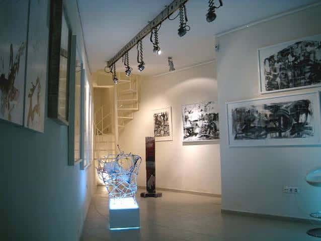 Galería de arte contemporáneo con esculturas y obras expuestas