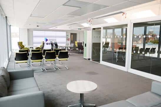 Espacio interior amplio y luminoso del centro tecnológico, ideal para eventos corporativos o colaborativos