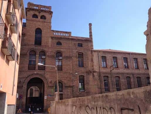 Fachada principal del edificio histórico L'Anònima en Manresa