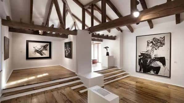 Sala principal del museo con arquitectura tradicional y exposiciones de arte