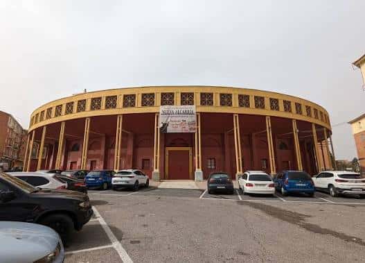 Vista exterior de la Plaza de Toros de Guadalajara con su fachada amarilla y roja