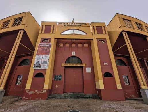 Entrada principal de la Plaza de Toros Municipal de Guadalajara