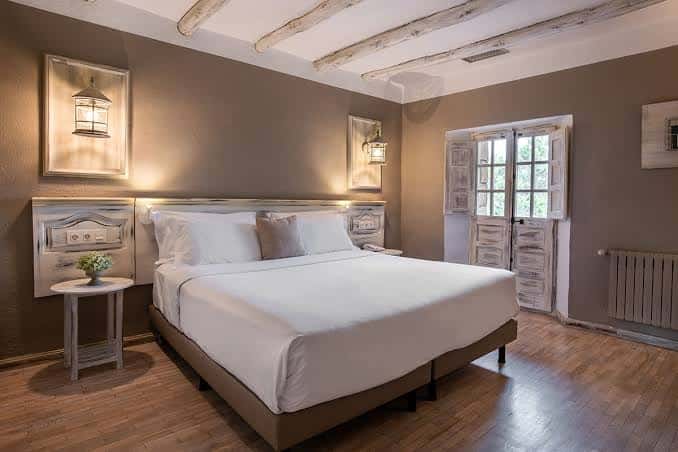 Habitación moderna con cama king size y detalles en madera