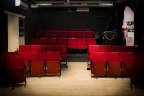 Interior del auditorio con butacas rojas dispuestas en gradas