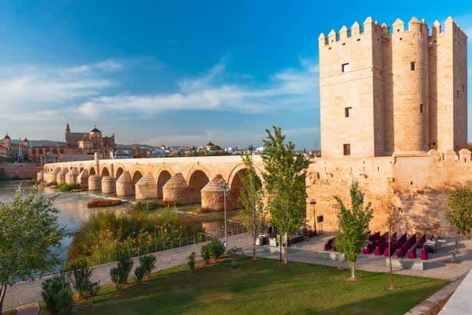 Vista panorámica de la Torre de la Calahorra con el Puente Romano al atardecer