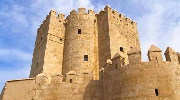 Detalle arquitectónico de las torres y almenas de la Torre de la Calahorra