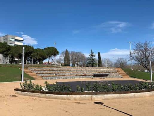 Vista general del anfiteatro en Jardins del Vallès con gradas de piedra y escenario al aire libre