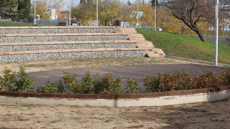 Detalle de las gradas del anfiteatro con revestimiento de piedra y escalinata central