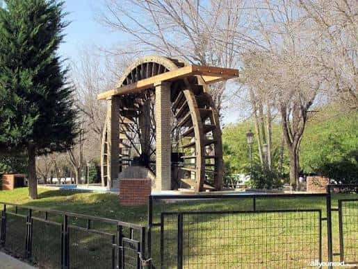 Rueda hidráulica histórica en el Parque de la Compañía, Molina de Segura