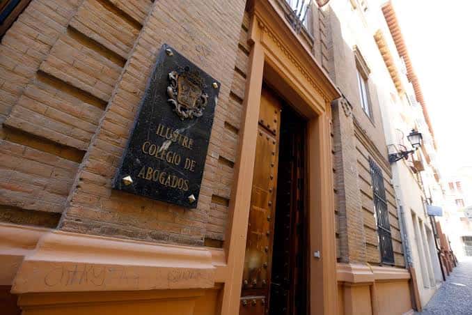 Fachada exterior del Ilustre Colegio de Abogados de Granada con placa identificativa