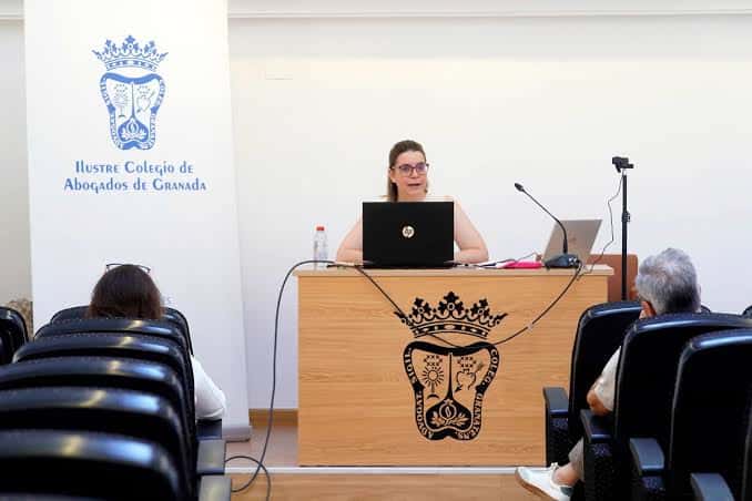 Sala de conferencias en el ICAGR durante un evento con ponente y audiencia