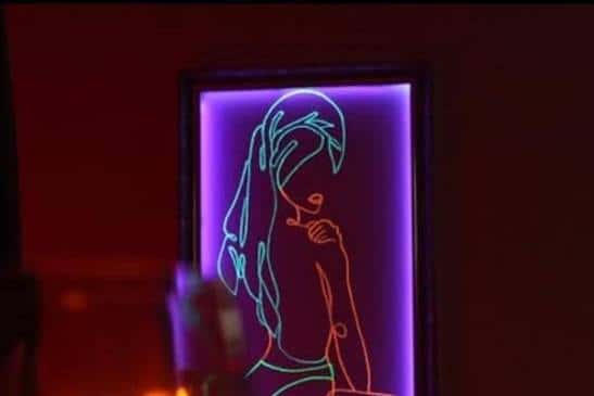 Arte de neón en la pared