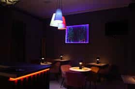 Área de bar con mesas y sillas