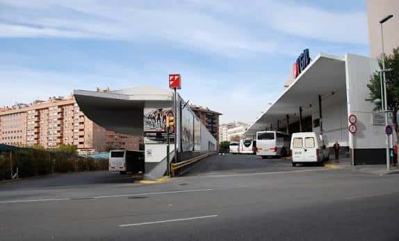 Vista exterior de la Estación de Autobuses de Tarragona con autobuses en plataforma