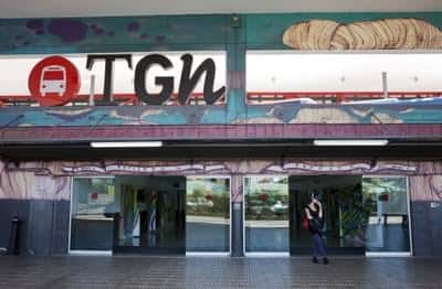 Entrada principal de la estación con mural decorativo y señalización 'TGN'