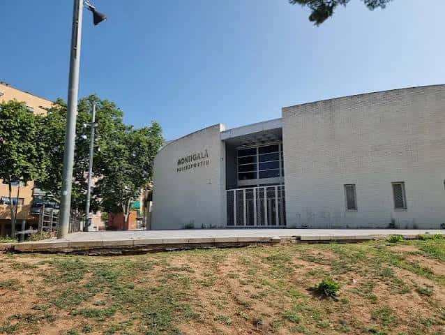 Fachada principal del Polideportivo Municipal Montigalà con entrada y entorno ajardinado
