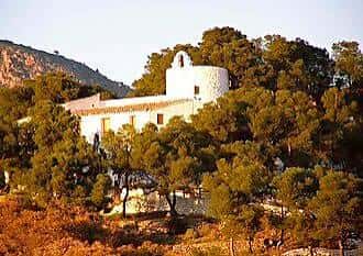 Ermita de la Magdalena en Castellón rodeada de vegetación al atardecer