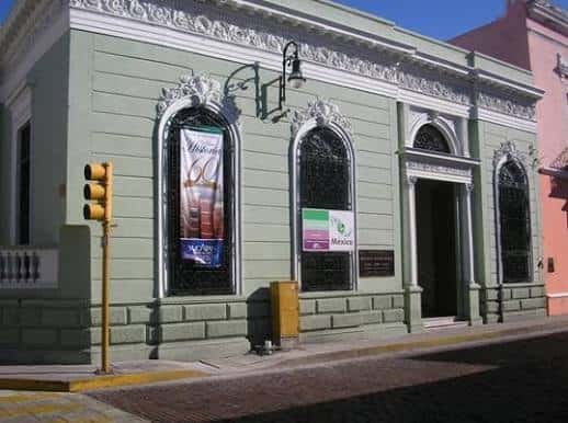 Fachada principal de la Biblioteca Manuel Cepeda Peraza en Mérida