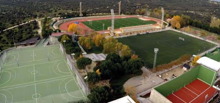 Vista aérea del Polideportivo Municipal Dehesa Boyal con pistas deportivas y campos de fútbol