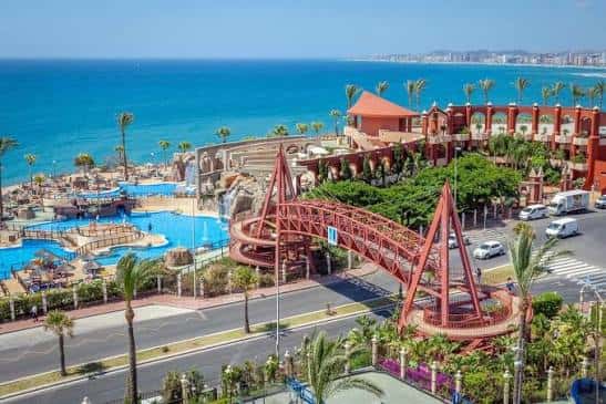 Vista panorámica del Holiday World Resort con piscinas y el mar de fondo
