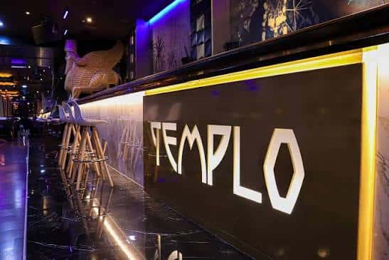 Detalle de la barra principal con el logo 'TEMPLO' en neón