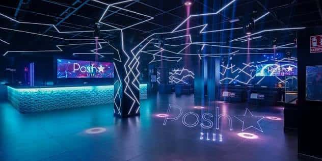 Vista general del salón principal del Posh Club con decoración luminosa