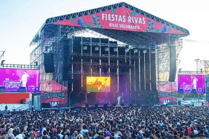 Escenario principal con gran pantalla y multitud en las Fiestas Rivas